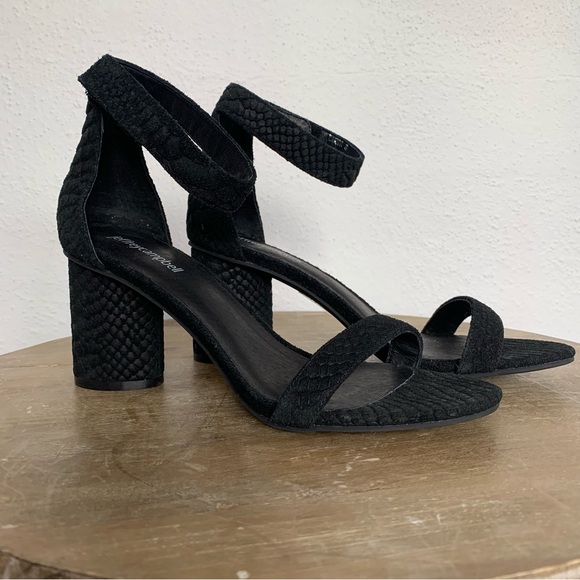 Jeffrey Campbell Laura Ankle Strap Heeled Sandals Black Suede Embossed Size 8 - Picture 12 of 12